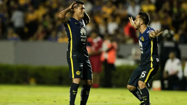 Osvaldo Martínez festeja su gol contra Tigres
