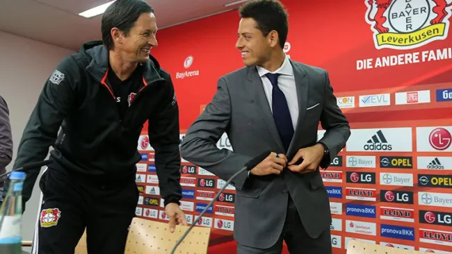 Schmidt y Chicharito bromean tras una conferencia de prensa