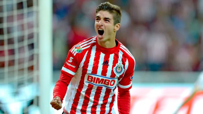 El Conejito Brizuela celebra un gol con Chivas