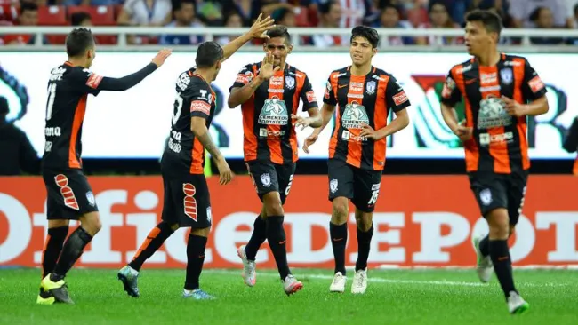 Pachuca festeja gol en el Estadio de Chivas