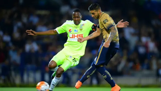 Ismael Sosa pelea un balón con un jugador del Deportivo Táchira