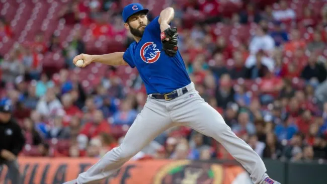 Jake Arrieta lanzando una bola durante el juego frente a Cincinnati