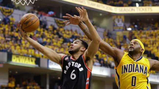 Cory Joseph intenta hacre una canasta