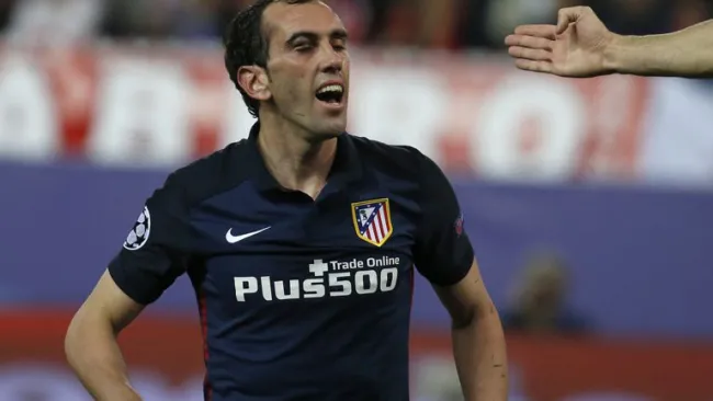 Diego Godín, golpeado en juego de Champions contra Barcelona