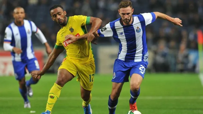 Miguel Layún conduce el esférico en un partido del Porto