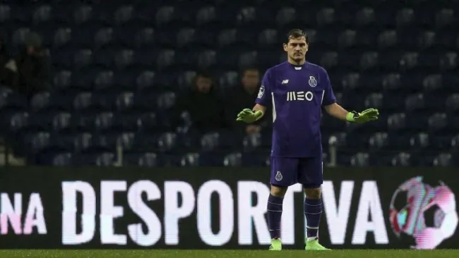 Casillas, durante un partido con el Porto