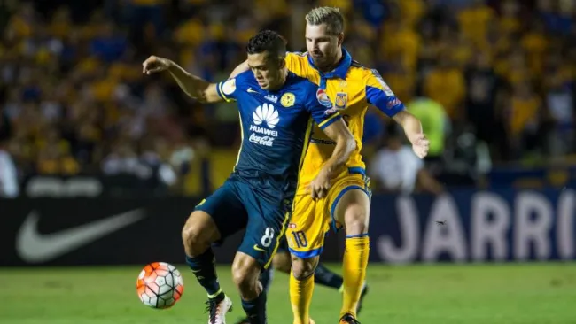 Andrés Andrade y Gignac disputan el balón en la Final de Concachampions