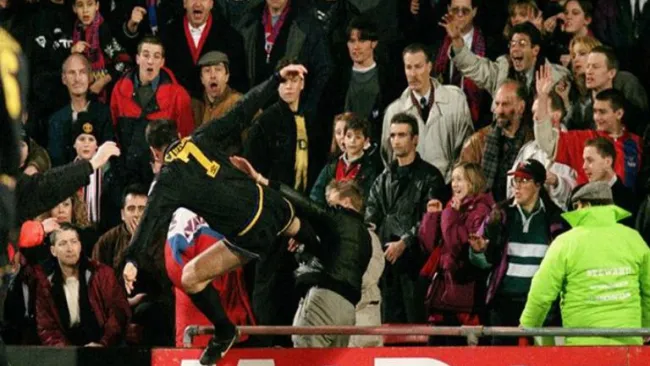 Cantona propina patada a aficionado de Crystal Palace
