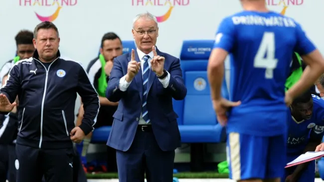 Claudio Ranieri da indicaciones en un juego de Leicester