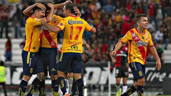 Los jugadores de Morelia celebran un gol