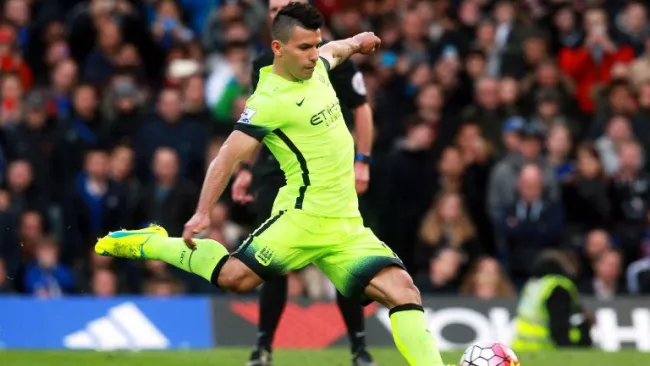 Kun Agüero prepara disparo con el Manchester City