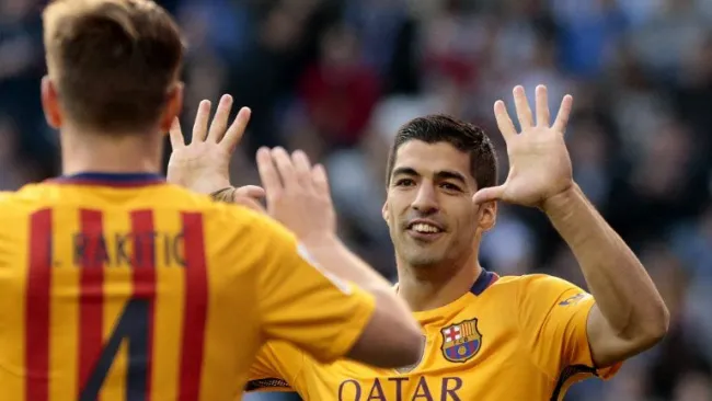 Suárez se felicita con Rakitic tras una anotación