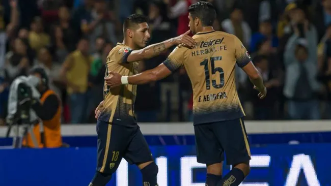 Ismael Sosa abraza a Lalo Herrera para festejar su gol contra Xolos