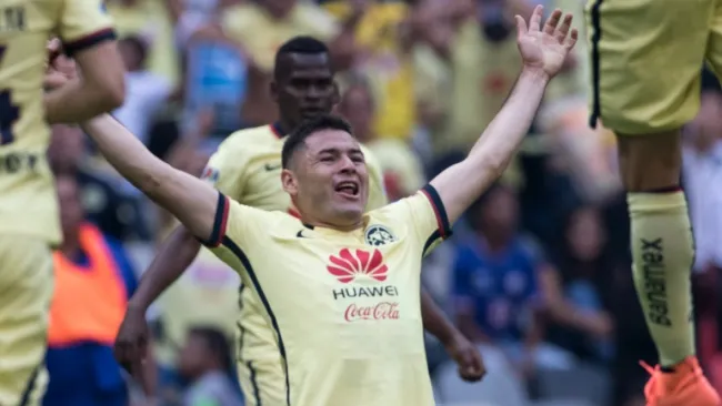 Pablo Aguilar festeja con compañeros un gol