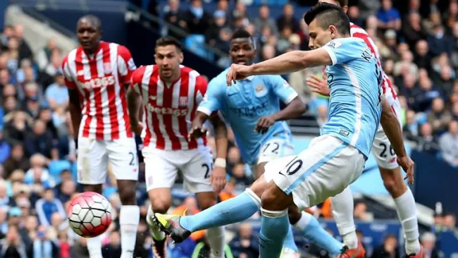Sergio Agüero cobra el penalti a favor del Manchester City contra el Stoke