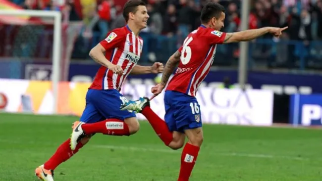 Correa es felicitado por sus compañeros