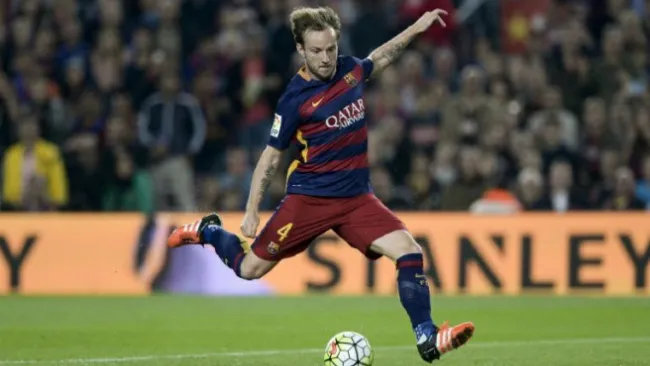 Ivan Rakitic dispara a gol en un duelo con el Barcelona