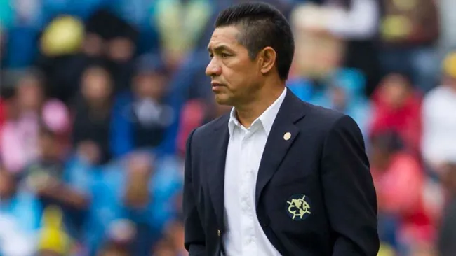 Ignacio Ambriz antes del partido contra Toluca