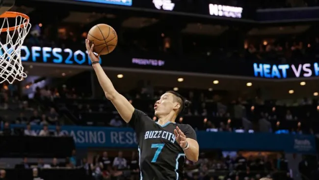 Jeremy Lin busca encestar contra el Heat de Miami