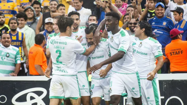 Jugadores de Santos festejan gol contra Tigres