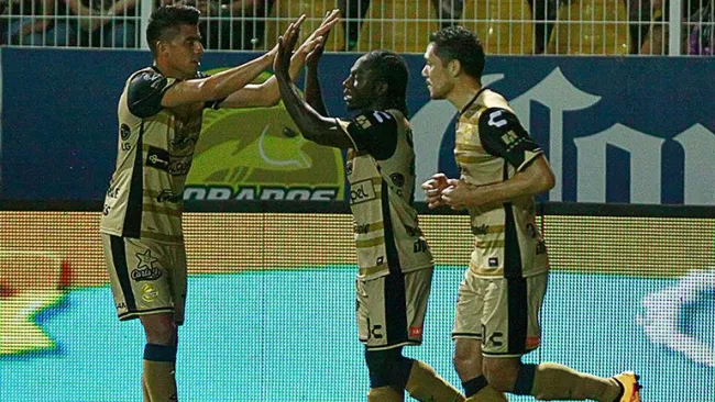 Arreola festeja con sus compañeros el gol