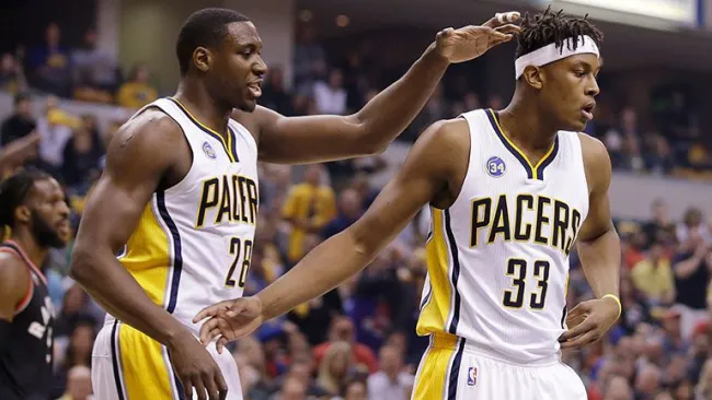 Myles Turner (der.) y Ian Mahinmi, durante el encuentro contra Raptors
