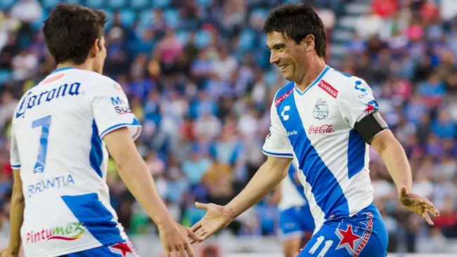 Matías Alustiza festeja un gol con Puebla