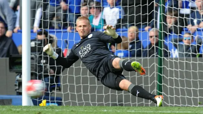 Kasper Schmeichel intenta atajar un penalti con el Leicester