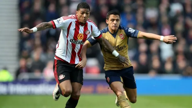 Alexis Sánchez pelea un balón en un partido del Arsenal