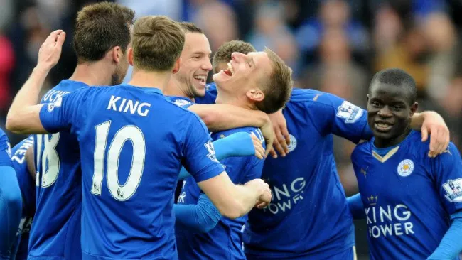 Jugadores del Leicester City festejan una anotación