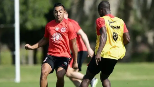 Marco Fabián pelea el balón en un entrenamiento