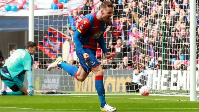 Connor Wickham festeja una anotación del Crystal Palace