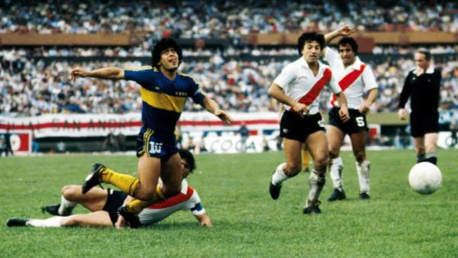 Diego Armando Maradona jugando el Súper Clásico argentino