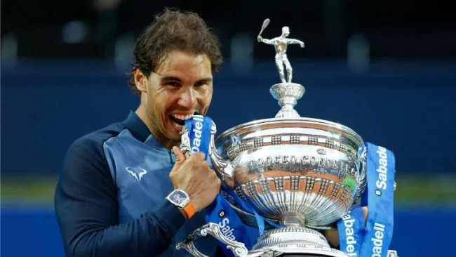 Rafael Nadal posa con el trofeo del Abierto de tenis de Barcelona