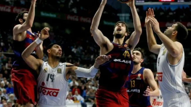 Ayón pelea por el balón