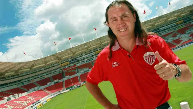Alex Aguinaga con la camiseta de los Rayos