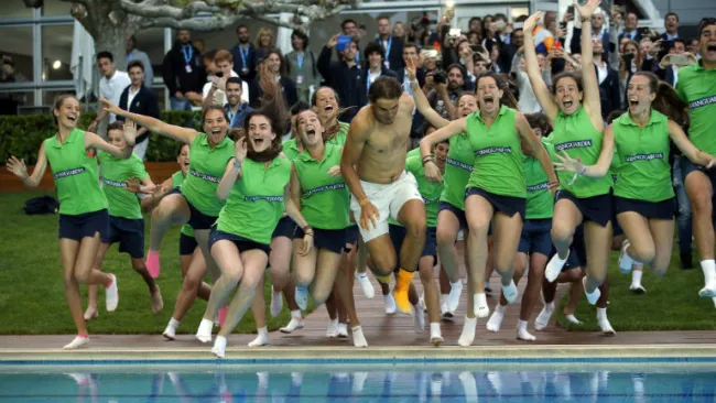 Rafael Nadal se tira clavado para festejar título