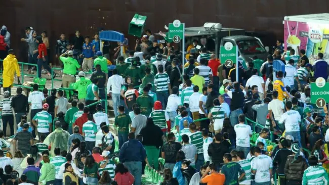 Momento de la pelea en las gradas del Estadio Corona