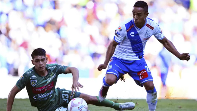 La pelea por el balón es intensa en el Cuauhtémoc