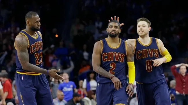 LeBron James, Kyrie Irving y Matthew Dellavedova después del partido