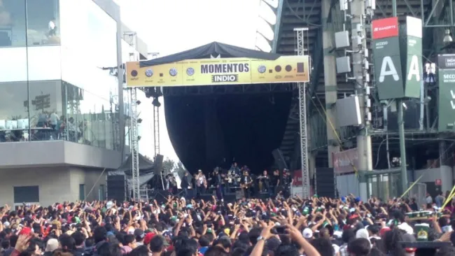 Bandas improvisan en el escenario Indio