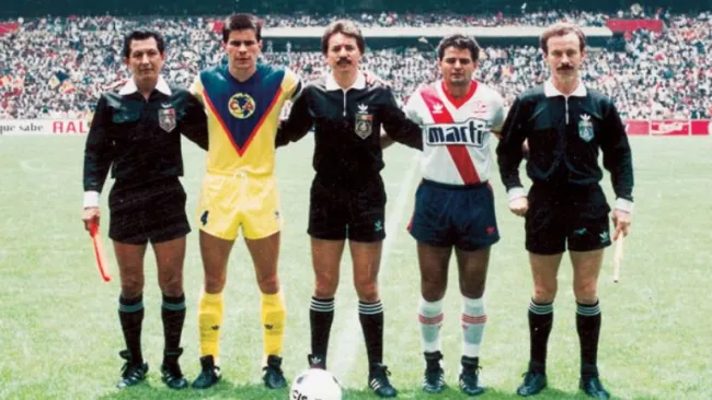 Los capitanes de ambos equipos, previo al partido