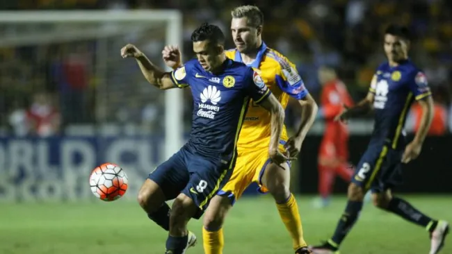 Andrade y Gignac, durante la Final de Ida de la Liga de Campeones