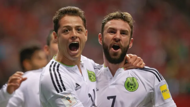 Javier Hernández celebra un gol de México con Miguel Layún