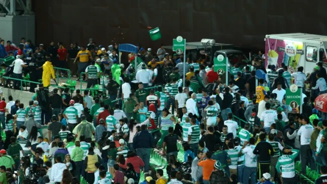 Aficionados de Tigres y Santos durante la bronca en el Estadio Corona