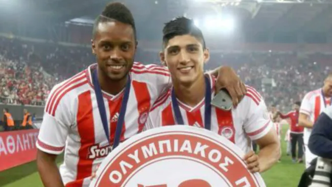 Alan Pulido presume título en Grecia