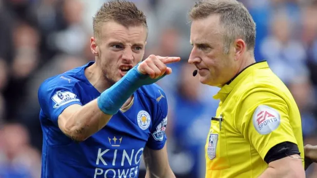Vardy reclama al árbitro