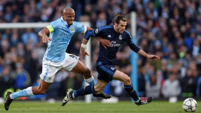 Bale intenta superar a un defensor