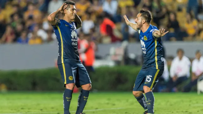 Osvaldo Martínez celebra gol contra Tigres