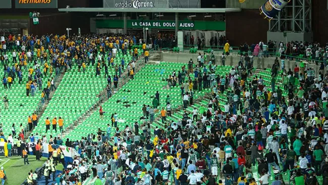 Afición de Tigres y Santos se enfrentan en el Estadio Corona